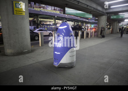 Queens, New York, USA. 24 Okt, 2018. KNIGHTSCOPE'S K5 Roboter ist außerhalb der Gepäckausgabe am Terminal B in LaGuardia Airport in Queens, New York, gezeigt. Die K5-Einheiten alles mit Kameras, Mikrofone und Sensoren. Quelle sagt, dass mit der Einführung von 5G-Technologie berufen wie Wachpersonal und Gaming Überwachung Offiziere wird durch Automatisierung beseitigt werden. Credit: Brian Zweig Preis/ZUMA Draht/Alamy leben Nachrichten Stockfoto