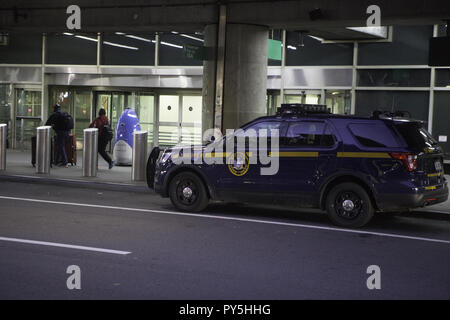 Queens, New York, USA. 24 Okt, 2018. KNIGHTSCOPE'S K5 Roboter ist außerhalb der Gepäckausgabe am Terminal B in LaGuardia Airport in Queens, New York, gezeigt. Die K5-Einheiten alles mit Kameras, Mikrofone und Sensoren. Quelle sagt, dass mit der Einführung von 5G-Technologie berufen wie Wachpersonal und Gaming Überwachung Offiziere wird durch Automatisierung beseitigt werden. Credit: Brian Zweig Preis/ZUMA Draht/Alamy leben Nachrichten Stockfoto