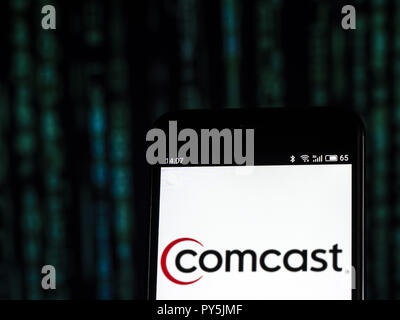 Kiew, Ukraine. 25 Okt, 2018. Comcast Telekommunikation Firmenlogo auf dem Smartphone angezeigt. Comcast Corporation ist eine US-amerikanische globale Telekommunikationsdienste Konglomerat Kopf in Philadelphia, Pennsylvania einquartiert. Quelle: Igor Golovniov/SOPA Images/ZUMA Draht/Alamy leben Nachrichten Stockfoto