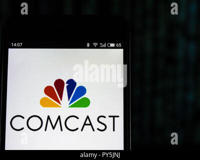 Kiew, Ukraine. 25 Okt, 2018. Comcast Telekommunikation Firmenlogo auf dem Smartphone angezeigt. Comcast Corporation ist eine US-amerikanische globale Telekommunikationsdienste Konglomerat Kopf in Philadelphia, Pennsylvania einquartiert. Quelle: Igor Golovniov/SOPA Images/ZUMA Draht/Alamy leben Nachrichten Stockfoto