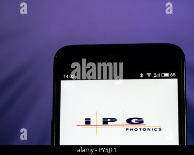 Kiew, Ukraine. 25 Okt, 2018. IPG Photonics Firmenlogo auf dem Smartphone angezeigt. IPG Photonics ist ein Hersteller von Faserlasern und Faserverstärkern. Quelle: Igor Golovniov/SOPA Images/ZUMA Draht/Alamy leben Nachrichten Stockfoto