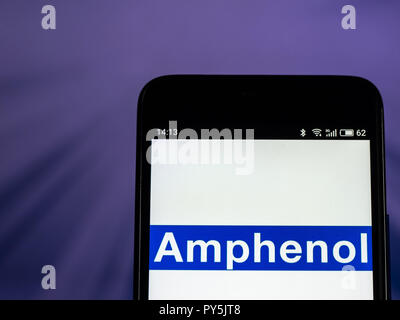 Kiew, Ukraine. 25 Okt, 2018. Amphenol Fiber Optic Cable Manufacturing Company Logo auf dem Smartphone angezeigt. Amphenol Corporation ist ein bedeutender Hersteller von elektronischen und LWL-Steckverbinder, Kabel und Systeme wie Koaxialkabel verbinden. Quelle: Igor Golovniov/SOPA Images/ZUMA Draht/Alamy leben Nachrichten Stockfoto
