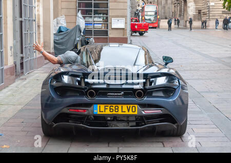 Glasgow, Schottland, Großbritannien. 25. Oktober, 2018. Auf den Straßen der Innenstadt Dreharbeiten der Blockbuster Hobbs & Shaw, ein Spin-off der Verfolgungsjagd Franchise Fast & Furious. Credit: Skully/Alamy leben Nachrichten Stockfoto