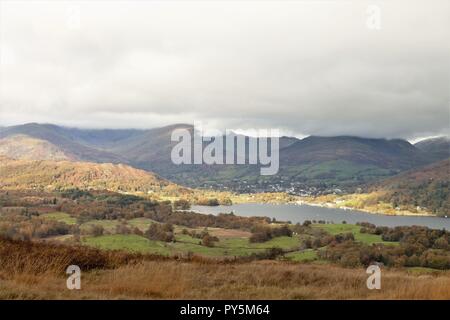 Cumbria GROSSBRITANNIEN. 25. Oktober 2018. UK Wetter. Sonnenschein und Duschen aus Latterbarrow fiel. Blick über den See Windermere. Kredit c Halle/Alamy Leben Nachrichten. Stockfoto