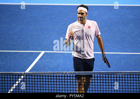 St. Jakobshalle, Basel, Schweiz. 25 Okt, 2018. ATP World Tour Swiss Tennis; Roger Federer (SUI) feiert ein Spiel gewinnen gegen Jan-Lennard Struff (GER) in der zweiten Runde Quelle: Aktion plus Sport/Alamy leben Nachrichten Stockfoto