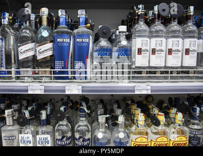 Ulaanbaatar, Mongolei. 13 Okt, 2018. Wodka flaschen verschiedener Marken werden gesehen in einem Supermarkt Regal in Ulaanbaatar, Mongolei angezeigt. Credit: Miguel Candela/SOPA Images/ZUMA Draht/Alamy leben Nachrichten Stockfoto