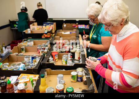 Gower Halbinsel, Swansea, Großbritannien. 25. Oktober 2018. Swansea Foobank erfährt hohe Nachfrage, hier bei Gorseinon Institut, einer von fünf Foodbank in der ganzen Stadt. Ein freiwilliger kommentierte: "Der Sozialstaat verwendet das Sicherheitsnetz zu sein, aber weil Universal Kredit, jetzt ist es der Foodbank'. Swansea, Wales, Credit: Gareth Llewelyn/Alamy Leben Nachrichten. Stockfoto