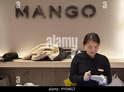 Ulaanbaatar, Mongolei. 13 Okt, 2018. Ein Mitarbeiter des Spanischen Kleidung Marke Mango Store gesehen. Credit: Miguel Candela/SOPA Images/ZUMA Draht/Alamy leben Nachrichten Stockfoto