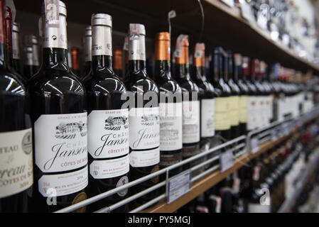 Ulaanbaatar, Mongolei. 13 Okt, 2018. Flaschen von importierten französischen Wein werden gesehen in einem Supermarkt Regal in Ulaanbaatar, Mongolei angezeigt. Credit: Miguel Candela/SOPA Images/ZUMA Draht/Alamy leben Nachrichten Stockfoto