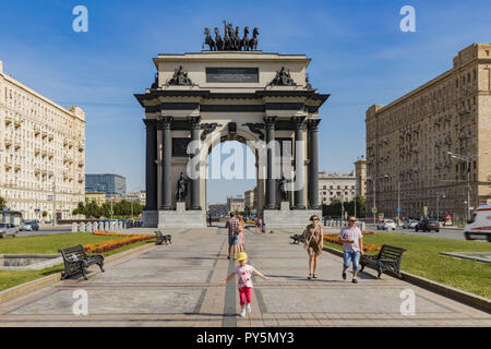 Moskau, Moskau, Russland. 26 Aug, 2018. Moskau Triumphal Gates (Triumphbogen)''""" ein Triumphbogen in Moskau. Zum ersten Mal in 1829''""" 1834 auf das Projekt des Architekten O.I. Bowe an der Twerskaja Zastava Platz zu Ehren der Niederlage der Truppen Napoleons und ein Sieg des russischen Volkes im Vaterländischen Krieg von 1812. Sind 1936 sortiert. Die Kopie der Gatter in 1966''""" 1968 über V. Ya gebaut. Libson's Projekt am Kutusovkij Avenue, heute'' "Sieg Plätze Credit: Alexey Bychkov/ZUMA Draht/Alamy leben Nachrichten Stockfoto