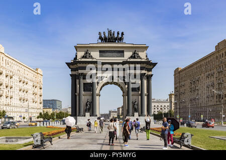 Moskau, Moskau, Russland. 26 Aug, 2018. Moskau Triumphal Gates (Triumphbogen)''""" ein Triumphbogen in Moskau. Zum ersten Mal in 1829''""" 1834 auf das Projekt des Architekten O.I. Bowe an der Twerskaja Zastava Platz zu Ehren der Niederlage der Truppen Napoleons und ein Sieg des russischen Volkes im Vaterländischen Krieg von 1812. Sind 1936 sortiert. Die Kopie der Gatter in 1966''""" 1968 über V. Ya gebaut. Libson's Projekt am Kutusovkij Avenue, heute'' "Sieg Plätze Credit: Alexey Bychkov/ZUMA Draht/Alamy leben Nachrichten Stockfoto