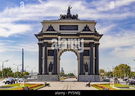 Moskau, Moskau, Russland. 26 Aug, 2018. Moskau Triumphal Gates (Triumphbogen)''""" ein Triumphbogen in Moskau. Zum ersten Mal in 1829''""" 1834 auf das Projekt des Architekten O.I. Bowe an der Twerskaja Zastava Platz zu Ehren der Niederlage der Truppen Napoleons und ein Sieg des russischen Volkes im Vaterländischen Krieg von 1812. Sind 1936 sortiert. Die Kopie der Gatter in 1966''""" 1968 über V. Ya gebaut. Libson's Projekt am Kutusovkij Avenue, heute'' "Sieg Plätze Credit: Alexey Bychkov/ZUMA Draht/Alamy leben Nachrichten Stockfoto