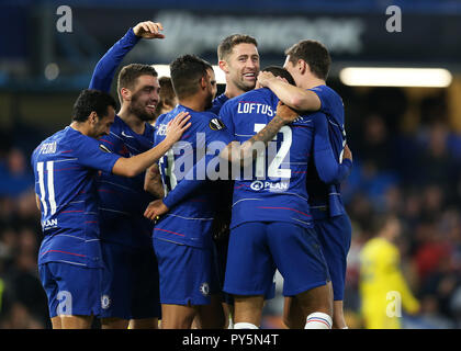 Stamford Bridge, London, UK. 25 Okt, 2018. UEFA Europa League Fußball, Chelsea gegen FC Bate Borisov; Ruben Loftus-Cheek von Chelsea feiert mit seinen Spielern nach zählen seine Seiten 3. Ziel und seinen Hattrick in der 51. Minute zu machen es 3-0 Credit: Aktion plus Sport/Alamy leben Nachrichten Stockfoto