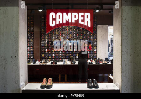 Salamanca, Spanien. 24 Okt, 2018. Ein Zweig der Spanischen multinationalen Fertigung und Schuhe Einzelhandel Marke Camper store in Salamanca Credit: Miguel Candela/SOPA Images/ZUMA Draht/Alamy leben Nachrichten Stockfoto