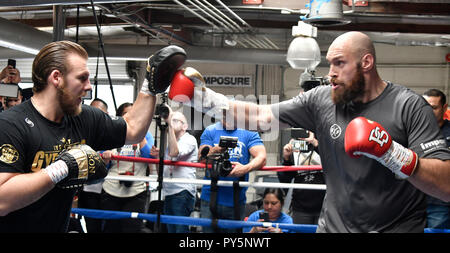 10-25-18. Santa Monica CA. Lineal Heavyweight Champion Tyson Fury arbeitet mit seinem Trainer Ben Davison während eines Los Angeles Medien Tag in Santa Monica CA im Churchill Turnhalle Donnerstag. Tyson Fury macht sich bereit für in seinem mit Spannung erwarteten WBC-WM im Schwergewicht gegen undefeated WBC-Weltmeister Deontay Wilder am 1. Dezember vom Staples Center in Los Angeles live auf SHOWTIME PPVÂ ¨. Foto von Gene Blevins/ZumaPress Credit: Gene Blevins/ZUMA Draht/Alamy leben Nachrichten Stockfoto