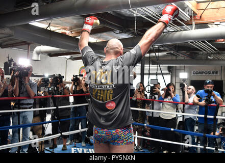 10-25-18. Santa Monica CA. Lineal Heavyweight Champion Tyson Fury arbeitet mit seinem Trainer Ben Davison während eines Los Angeles Medien Tag in Santa Monica CA im Churchill Turnhalle Donnerstag. Tyson Fury macht sich bereit für in seinem mit Spannung erwarteten WBC-WM im Schwergewicht gegen undefeated WBC-Weltmeister Deontay Wilder am 1. Dezember vom Staples Center in Los Angeles live auf SHOWTIME PPVÂ ¨. Foto von Gene Blevins/ZumaPress Credit: Gene Blevins/ZUMA Draht/Alamy leben Nachrichten Stockfoto