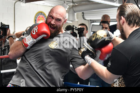 Santa Monica, Kalifornien, USA. 25 Okt, 2018. Lineal Heavyweight Champion TYSON FURY arbeitet mit seinem Trainer Ben Davison während eines Los Angeles Medien Tag im Churchill Turnhalle Donnerstag. Wut macht sich bereit für in seinem mit Spannung erwarteten WBC-WM im Schwergewicht gegen undefeated WBC-Weltmeister Deontay Wilder am 1. Dezember. Credit: Gene Blevins/ZUMA Draht/Alamy leben Nachrichten Stockfoto