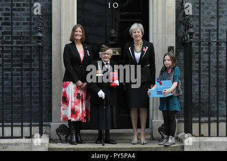 London, Großbritannien. 25 Okt, 2018. Der britische Premierminister Theresa May (2. R) wirft mit Claire Rowcliffe (1 l), Direktor des Fundraising an der Royal British Legion, WWII veteran Barbara Weatherill (2 L) und fundraiser Poppy Railton, außerhalb 10 Downing Street in London, Großbritannien, am Okt. 25, 2018. Die Erinnerung Mohn ist eine künstliche Blume, die seit 1921 verwendet worden ist, Militärs, die im Krieg gestorben sind, zu gedenken. Quelle: Tim Irland/Xinhua/Alamy leben Nachrichten Stockfoto