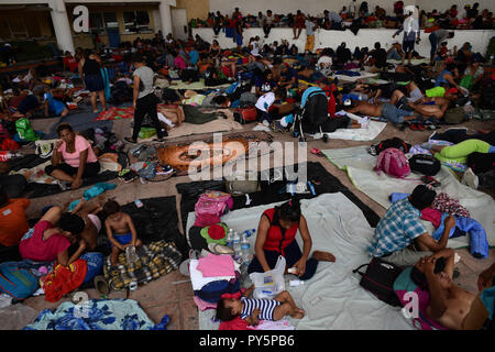 Pijijiapan, Chiapas, Mexiko. 25 Okt, 2018. Honduranische Migranten nehmen einen Rest in das Main Plaza, nach Erreichen der Stadt Pijijiapan Donnerstag. Eine Karawane von Tausenden von Honduranischen Migranten setzten ihre trek Kreuzung Mexiko, in die USA. Credit: Miguel Juarez Lugo/ZUMA Draht/Alamy leben Nachrichten Stockfoto