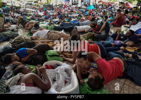 Pijijiapan, Chiapas, Mexiko. 25 Okt, 2018. Honduranische Migranten nehmen einen Rest in das Main Plaza, nach Erreichen der Stadt Pijijiapan Donnerstag. Eine Karawane von Tausenden von Honduranischen Migranten setzten ihre trek Kreuzung Mexiko, in die USA. Credit: Miguel Juarez Lugo/ZUMA Draht/Alamy leben Nachrichten Stockfoto