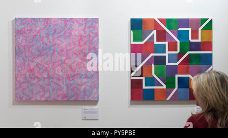 London, Großbritannien. 25. Oktober 2018. Ein Besucher (L, R) "Synthese Rosa Blau", 2018 und "Sync", 2016, beide von Colin McCallum. Vorschau von 'Metropole', eine Einzelausstellung von den letzten Gemälde des Künstlers Colin McCallum am Hebel Galerie. Die Ausstellung läuft vom 26. Oktober bis 10. November 2018. Credit: Stephen Chung/Alamy leben Nachrichten Stockfoto