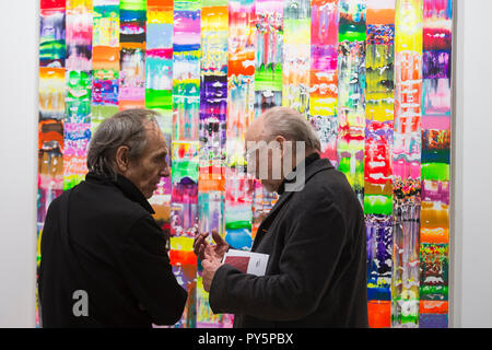 London, Großbritannien. 25. Oktober 2018. Besucher diskutieren "Flux Orange Weiß Purple', 2017, von Colin McCallum. Vorschau von 'Metropole', eine Einzelausstellung von den letzten Gemälde des Künstlers Colin McCallum am Hebel Galerie. Die Ausstellung läuft vom 26. Oktober bis 10. November 2018. Credit: Stephen Chung/Alamy leben Nachrichten Stockfoto