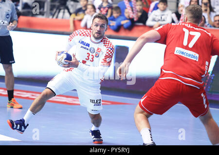 Osijek. 25 Okt, 2018. Luka Cindric (L) von Kroatien schießt die Kugel während der Qualifizierungsphase 2 der 2020 Männer EHF EURO handball Match zwischen Kroatien und Schweiz in Osijek, Kroatien am Okt. 25, 2018. Kroatien gewann 31-28. Credit: Davor Javorovic/Xinhua/Alamy leben Nachrichten Stockfoto