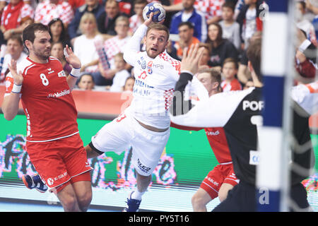 Osijek. 25 Okt, 2018. Luka Cindric (C) von Kroatien schießt die Kugel während der Qualifizierungsphase 2 der 2020 Männer EHF EURO handball Match zwischen Kroatien und Schweiz in Osijek, Kroatien am Okt. 25, 2018. Kroatien gewann 31-28. Credit: Davor Javorovic/Xinhua/Alamy leben Nachrichten Stockfoto