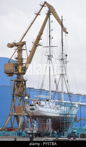 Wolgast, Deutschland. 25 Okt, 2018. Die segeln Schulschiff "Greif" liegt an der Peene Werft. Die Werft Aufenthalt für die Klassifizierung und Zertifizierung durch den Germanischen Lloyd verwendet. Das Schiff, in der Warnow Werft in Rostock-Warnemünde erbaut, wurde 1951 in Dienst gestellt, als die DDR segeln Schulschiff "Wilhelm Pieck". Nach einem Umbau im Jahr 1991, die segeln Schulschiff firmiert nun unter dem Namen "Greif". Der Eigentümer ist der Hansestadt Greifswald. Quelle: Stefan Sauer/dpa-Zentralbild/dpa/Alamy leben Nachrichten Stockfoto