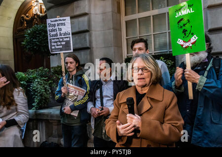 Oktober 25, 2018 - London, UK. 25. Oktober 2018. Lindsey Deutsch der Stoppt den Krieg spricht an der Protest außerhalb der saudischen Botschaft in London Calling für alle Verantwortlichen für den entsetzlichen Mord und Zersplitterung der Journalist Jamal Khashoggi, einschließlich Saudi-arabien Kronprinz Mohammed Bin Salman, der dachte, genehmigt haben, senden der Todesschwadronen an das Konsulat in der türkischen Stadt Istanbul, vor Gericht gebracht werden. Der Protest, der Arabischen Organisation für Menschenrechte, Stoppt den Krieg Koalition der Bahrain Institut für Menschenrechte und Demokratie und Global Rights Watch forderte, verlangte auch ein Stockfoto