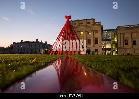 London, Großbritannien. 25. Oktober, 2018. Greenwich, südöstlich von London, UK Poppy Appeal nationalen Produkteinführung 2018. Eine sechs Meter hohe poppy Installation bildet den Mittelpunkt der zahlreichen Threads mit Nachrichten aus dem Ersten Weltkrieg generation. Credit: Jeff Gilbert/Alamy leben Nachrichten Stockfoto