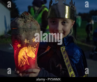 Hinton St George, Somerset, UK - 25. Oktober 2018. Eine junge Frau hält einen "Punkie" während der jährlichen punkie 'Nacht' Prozession um Hinton St George Dorf. Ein "Punkie' ist einer ausgehöhlten Mangold oder mangle-wrurzel leuchtet eine Kerze in einer Laterne zu machen. Obwohl die Ursprünge der benutzerdefinierten sind undurchsichtig Legende hat es, dass die ehefrauen der Hinton St George ging ihre Ehemänner zu getroffen als sie wieder aus dem Chiselbrough Messe kam, am letzten Donnerstag im Oktober statt. Sie Laternen aus Ausgehöhlten mangle-wurzels ihre Weise zu beleuchten. Credit: Tom Corban/Alamy leben Nachrichten Stockfoto