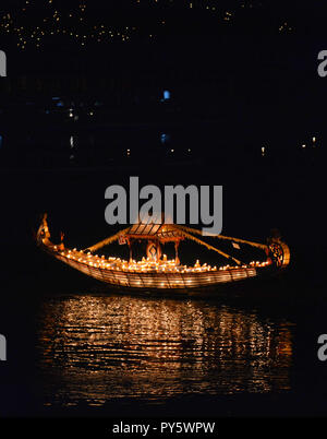 Luang Prabang. 25 Okt, 2018. Foto am Okt. 25, 2018 zeigt einen leichten Boot auf dem Fluss nach der Parade während der boun Lai Heua Fai Festival in Luang Prabang, Laos. Die jährlichen Licht boote Parade wurde in Luang Prabang am Donnerstag bei der boun Lai Heua Fai-Festival statt. Credit: Liu Ailun/Xinhua/Alamy leben Nachrichten Stockfoto