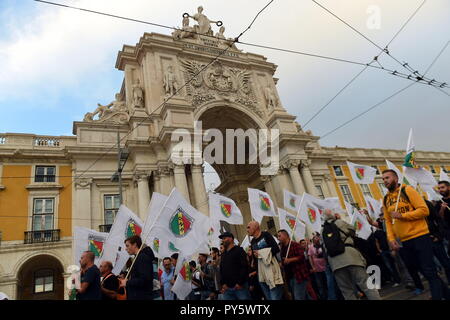 Lissabon, Portugal. 25 Okt, 2018. Portugiesische Polizisten Marsch durch die Innenstadt von Lissabon an das Parlament Gebäude gegen schlechte Arbeitsbedingungen und fordern ihre Prämie erhöhen, in Lissabon, Portugal, am Okt. 25, 2018 zu protestieren. Credit: Zhang Yadong/Xinhua/Alamy leben Nachrichten Stockfoto