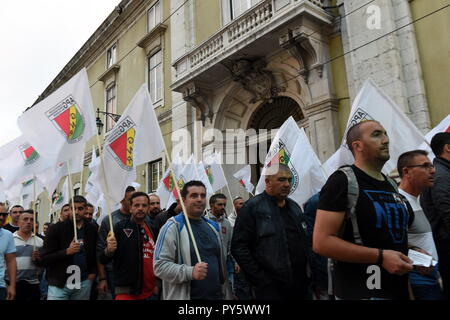 Lissabon, Portugal. 25 Okt, 2018. Portugiesische Polizisten Marsch durch die Innenstadt von Lissabon an das Parlament Gebäude gegen schlechte Arbeitsbedingungen und fordern ihre Prämie erhöhen, in Lissabon, Portugal, am Okt. 25, 2018 zu protestieren. Credit: Zhang Yadong/Xinhua/Alamy leben Nachrichten Stockfoto