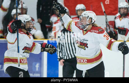 Hamilton, Kanada. 25 Okt, 2018. Hannah Miller (R) der chinesischen Shenzhen Kunlun Red Star Vanke Strahlen feiert Zählen mit Mannschaftskameraden während der 2018-2019 Die kanadische Frauen Hockey League (CWHL) Spiel gegen Markham Donner am Morgan Firestone Arena in Hamilton, Ontario, Kanada, Okt. 25, 2018. Chinesischen Shenzhen KRS Vanke Strahlen gewann 3-2. Credit: Zou Zheng/Xinhua/Alamy leben Nachrichten Stockfoto