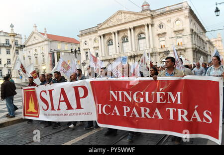 Lissabon, Portugal. 25 Okt, 2018. Portugiesische Polizisten Marsch durch die Innenstadt von Lissabon an das Parlament Gebäude gegen schlechte Arbeitsbedingungen und fordern ihre Prämie erhöhen, in Lissabon, Portugal, am Okt. 25, 2018 zu protestieren. Credit: Zhang Yadong/Xinhua/Alamy leben Nachrichten Stockfoto