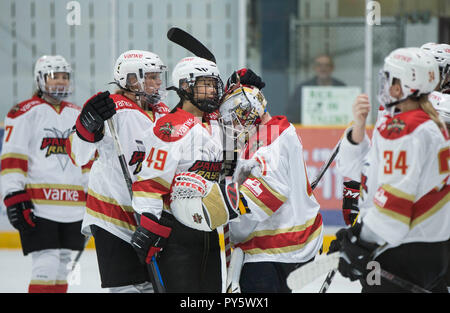 Hamilton, Kanada. 25 Okt, 2018. Spieler der chinesischen Shenzhen Kunlun Red Star Vanke Strahlen feiern Sieg nach dem 2018-2019 Der kanadische Frauen Hockey League (CWHL) Spiel gegen Markham Donner am Morgan Firestone Arena in Hamilton, Ontario, Kanada, Okt. 25, 2018. Chinesischen Shenzhen KRS Vanke Strahlen gewann 3-2. Credit: Zou Zheng/Xinhua/Alamy leben Nachrichten Stockfoto