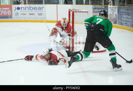 Hamilton, Kanada. 25 Okt, 2018. Melanie Jue (C) der chinesischen Shenzhen Kunlun Red Star Vanke Strahlen liegt unten Laura Stacey von Markham Donner während der 2018-2019 Die kanadische Frauen Hockey League (CWHL) Spiel bei Morgan Firestone Arena in Hamilton, Ontario, Kanada, Oktober 25, 2018 zu blockieren. Chinesischen Shenzhen KRS Vanke Strahlen gewann 3-2. Credit: Zou Zheng/Xinhua/Alamy leben Nachrichten Stockfoto