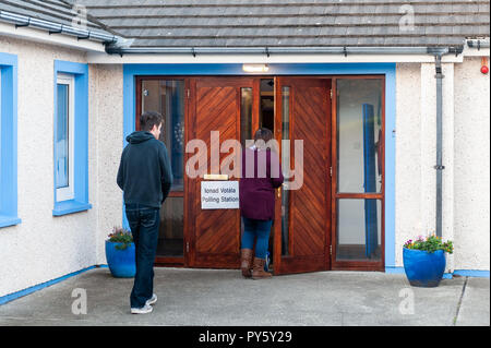 Schull, West Cork, Irland. 26 Okt, 2018. Zwei Leute den Kopf in Schull Wahllokal an scoil Mhuire Nationale Schule ihre Stimmen bei der Präsidentschaftswahl und der Blasphemie Volksabstimmungen zu werfen. Die Wahlbeteiligung in den ländlichen Gebieten sehr gering ist heute Morgen so weit. Credit: Andy Gibson/Alamy Leben Nachrichten. Stockfoto