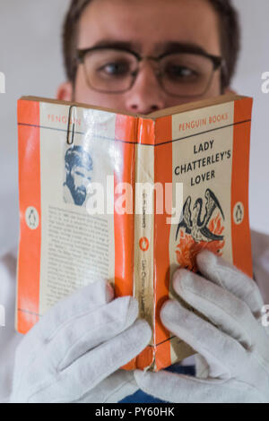 Sothebys, London, UK. 26. Okt 2018. Die Richter Kopie von Lady Chatterley Liebhaber im gefeierten Versuch in der Britischen Literaturgeschichte verwendet, um Diskretion in einem Damast bag Hand untergebracht, die von der Richterin Frau und einschließlich der Notizen genäht, die Liebe macht etc., durch Sie, est £ 10-15.000 - Mehr als 200 Objekte aus der Sammlung von Stanley J Seeger, der als einer der größten Sammler nach dem Krieg. Zusammen mit seinem Partner Christopher Kegel Sie einzigartige Häuser voller fabelhafte Dinge geschaffen, zeugt von ihrer Lebensfreude sammeln - bei Sotheby's New Bond Street. Credit: Guy Bell/Alamy leben Nachrichten Stockfoto