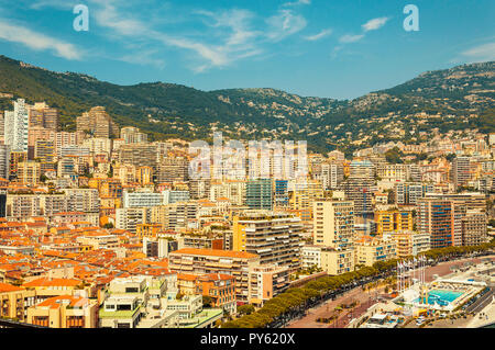 Gebäuden aufgetürmt im Fürstentum Monaco auf der jeweils anderen während einer sommerlichen Tag Stockfoto