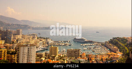 Gebäuden aufgetürmt im Fürstentum Monaco auf der jeweils anderen während einer sommerlichen Tag Stockfoto