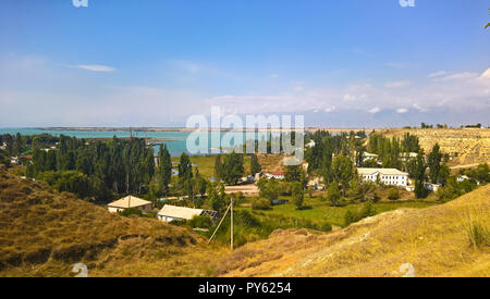 Antenne Panorama nach Karakol towm, ehemals Przhevalsk und Issyk-Kul See in Kirgisistan Stockfoto