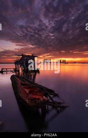 Verlassenes Schiff in Muara Angke, Jakarta Stockfoto