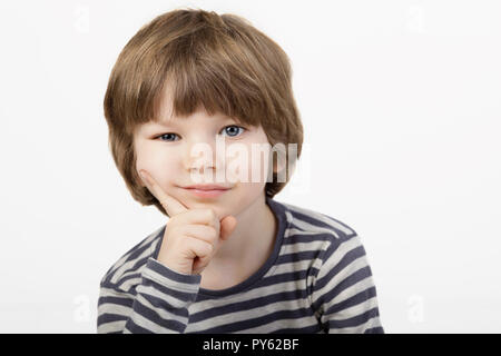 Die Smart little boy Portrait mit ernsten Gesicht denken der weißen Hintergrund. Stockfoto