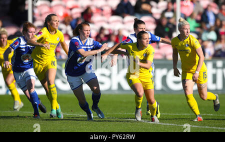 Chelseas Fran Kirby und Chelseas Bethanien England schauen, um die Kugel aus freistoss während Super die Women's League Match zu Angriff auf die automatisierte Technologie Gruppe Stadion, Solihull. Stockfoto