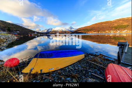 Kaldfjord Herbst in den Winter malerische Landschaft Bilder auf Kvaloya Insel Troms Gemeinde getroffen, in der Nähe von Tromsø Norwegen 2018 Beste Stockfoto