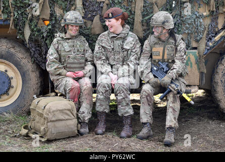 (Bei einem Land Combat Demonstration mit Frauen in Befehl Beiträge an Copehill unten Dorf auf Salisbury, Wiltshire nach rechts) Royal Army Medical Bullen medic Corporal Vicky Helsby, 29, aus Runcorn, Royal Wessex Yeomanry Tank Gunner reservist Hauptgefreiter Cat Dixon, 28, von Swindon und Royal Army Veterinary Corps Hundeführer Private Beth Johnson, 19, vom Bridgwater, Links. Verteidigungsminister Gavin Williamson hat angekündigt, dass alle Rollen, die in der militärischen jetzt offen sind für Frauen. Stockfoto