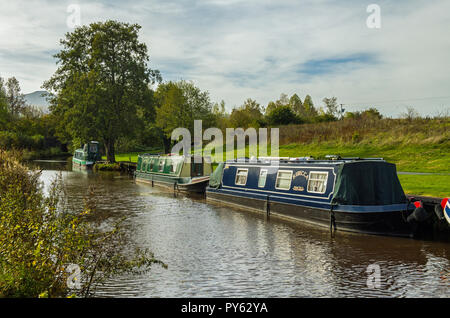 Narrowboats günstig bei Pencelli auf der Monmouthshire und Brecon Canal in die Brecon Beacons South Wales Stockfoto